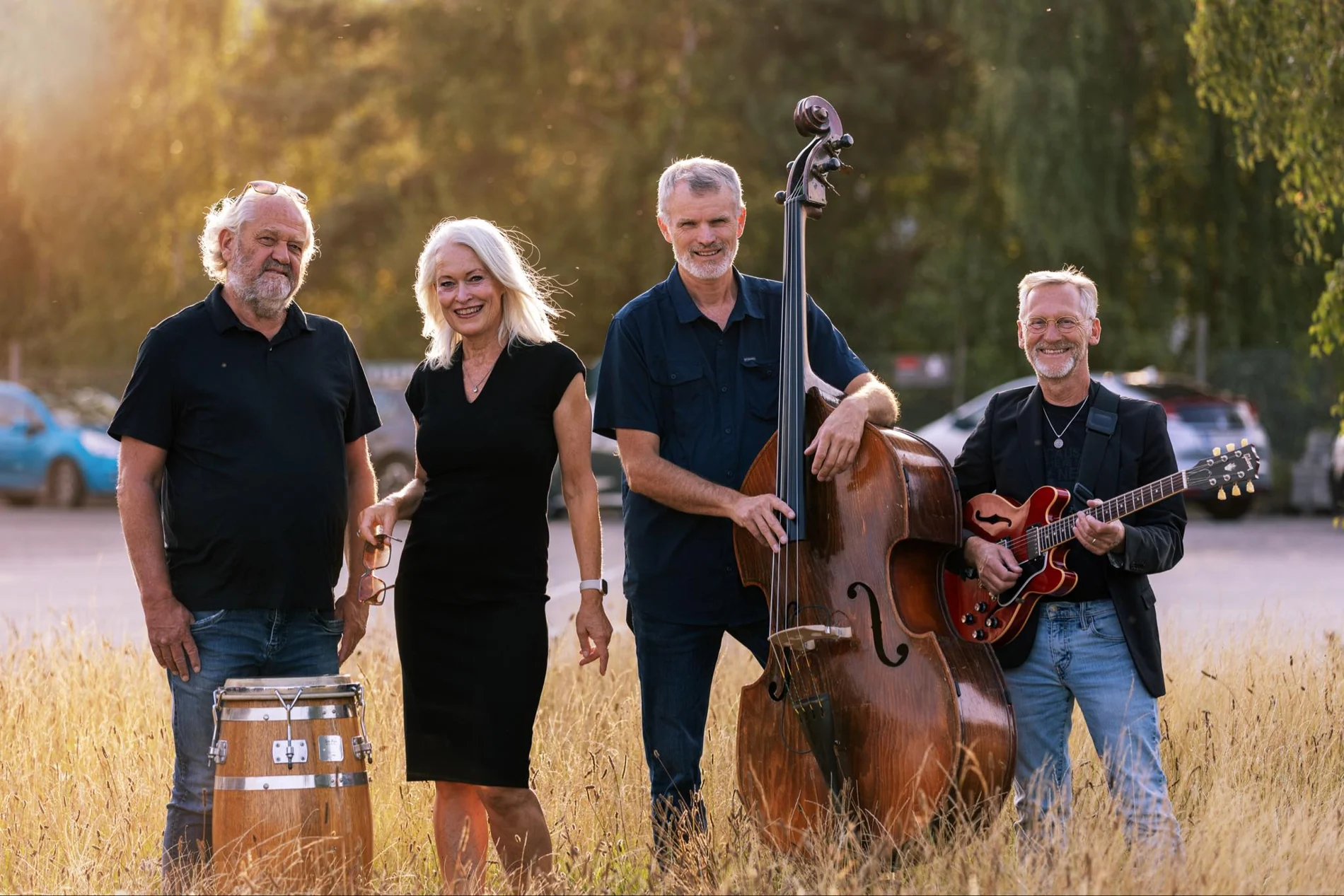 Musikere fotograferet i gyldent aftenlys